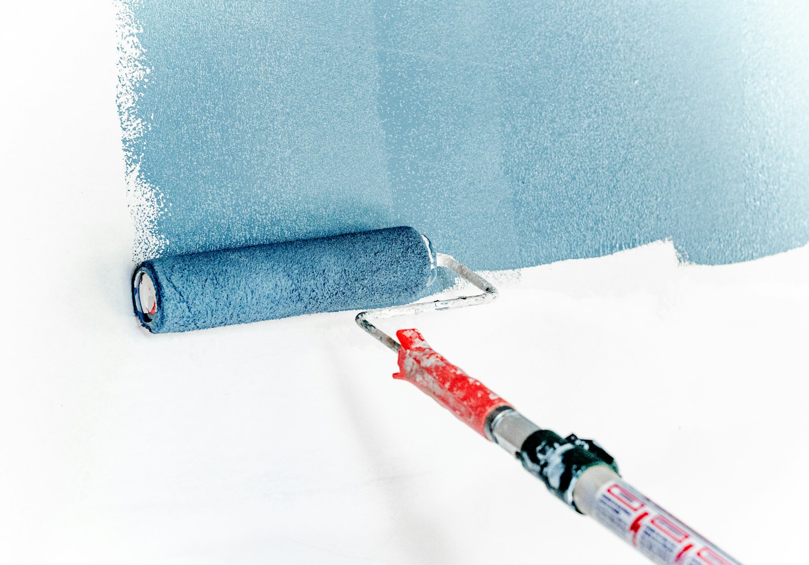 Handwerker verputzt eine Wand glatt, sauber abgezogener Putz